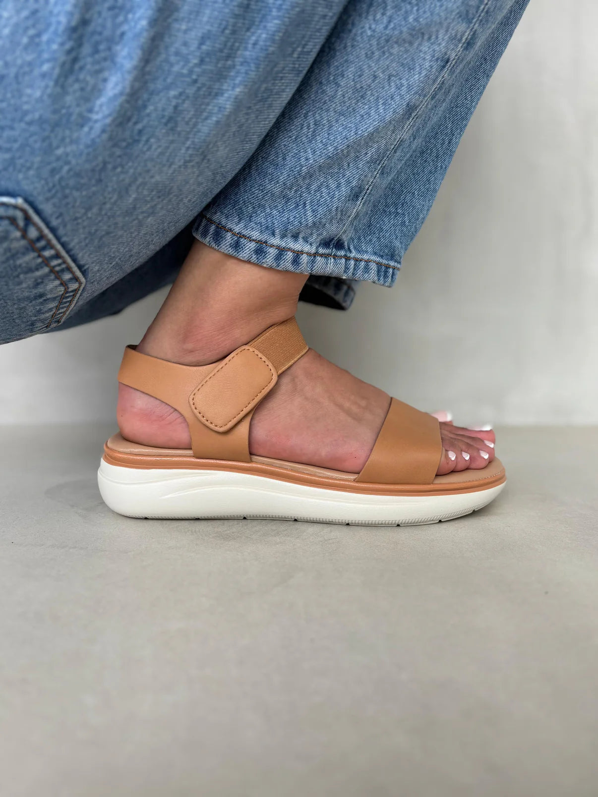 14360 – Sandalias Blancas con Plataforma Ergonómica y Cierre de Velcro