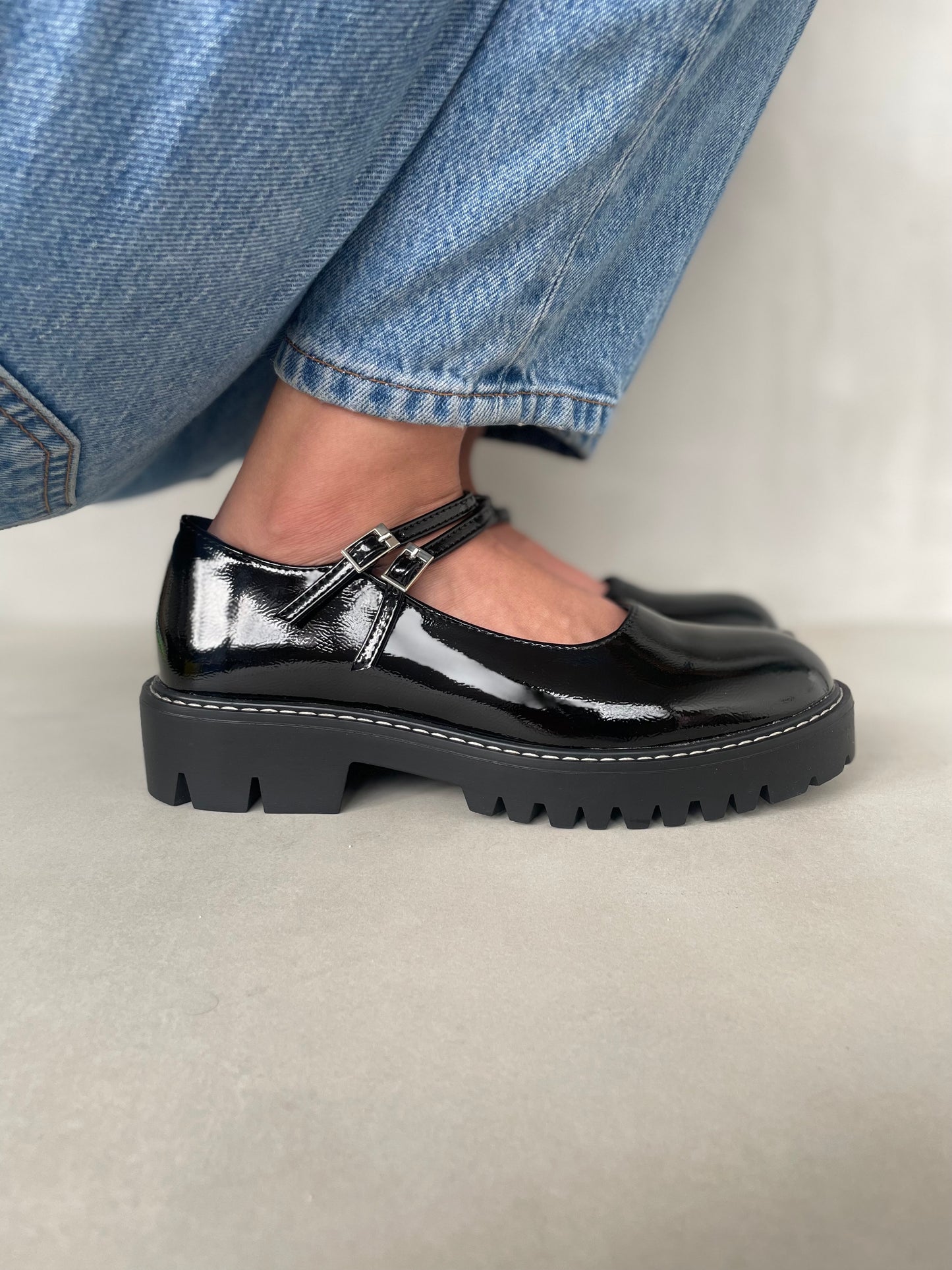 14453 – Mary Jane Negras de Charol con Suela Chunky y Doble Correa