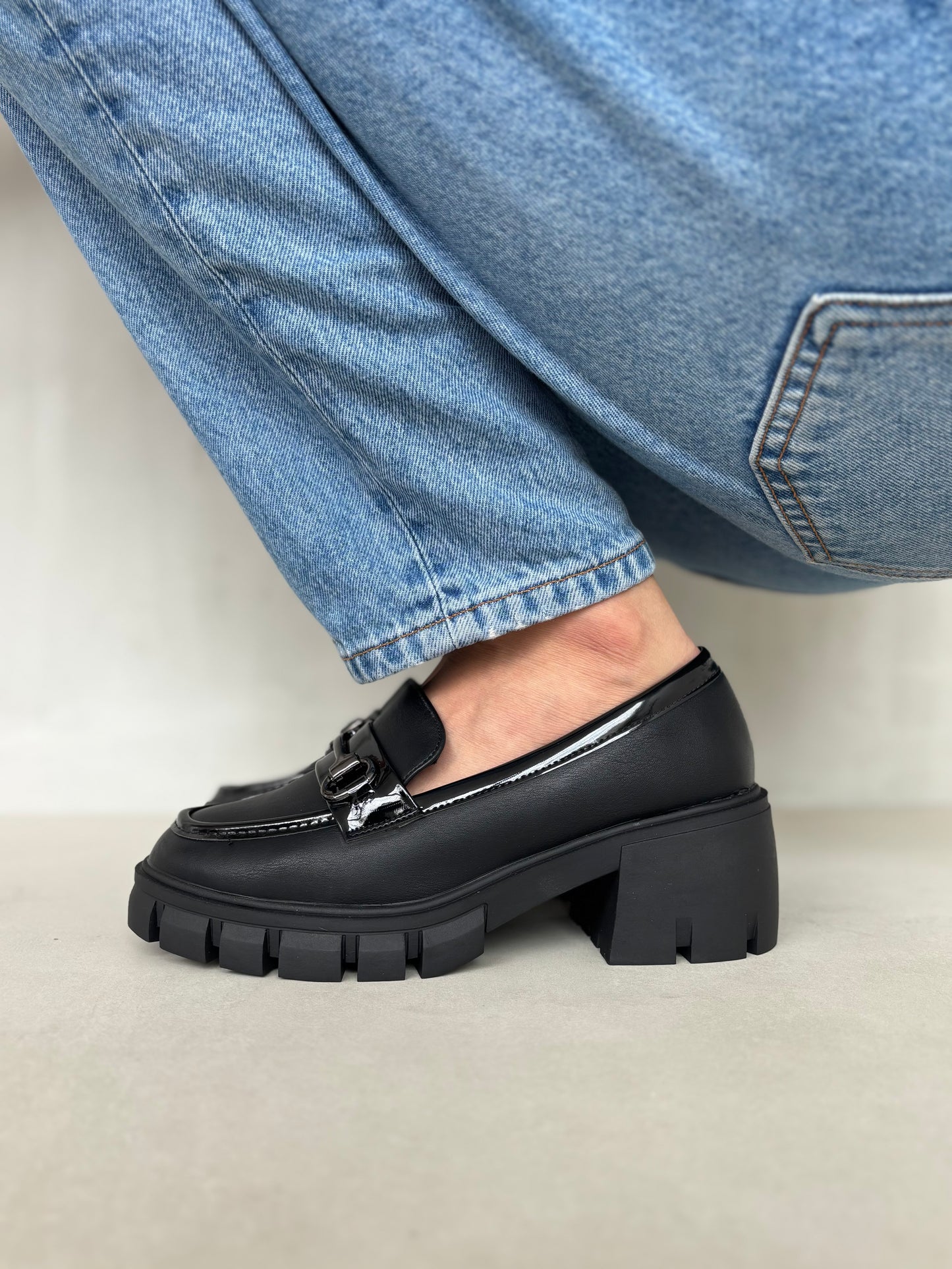 14064 - Mocasines para Mujer en Negro con Plataforma y Herraje Metálico