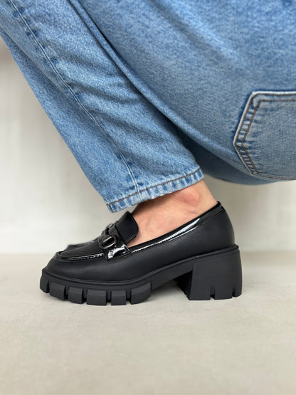 14064 - Mocasines para Mujer en Negro con Plataforma y Herraje Metálico