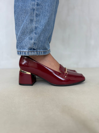 14257 – Zapatos burdeos de tacón medio con acabado charol y detalle dorado para dama