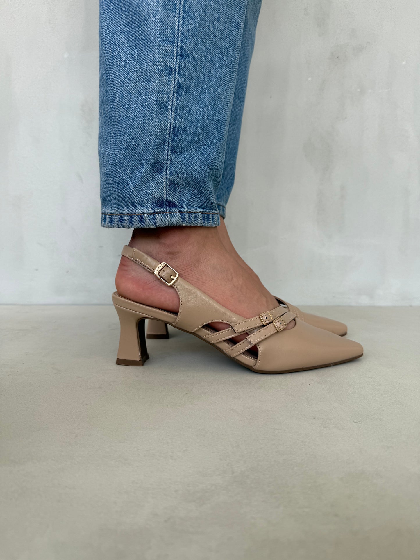 14249 – Zapatos Beige con Tacón Medio y Correas Cruzadas