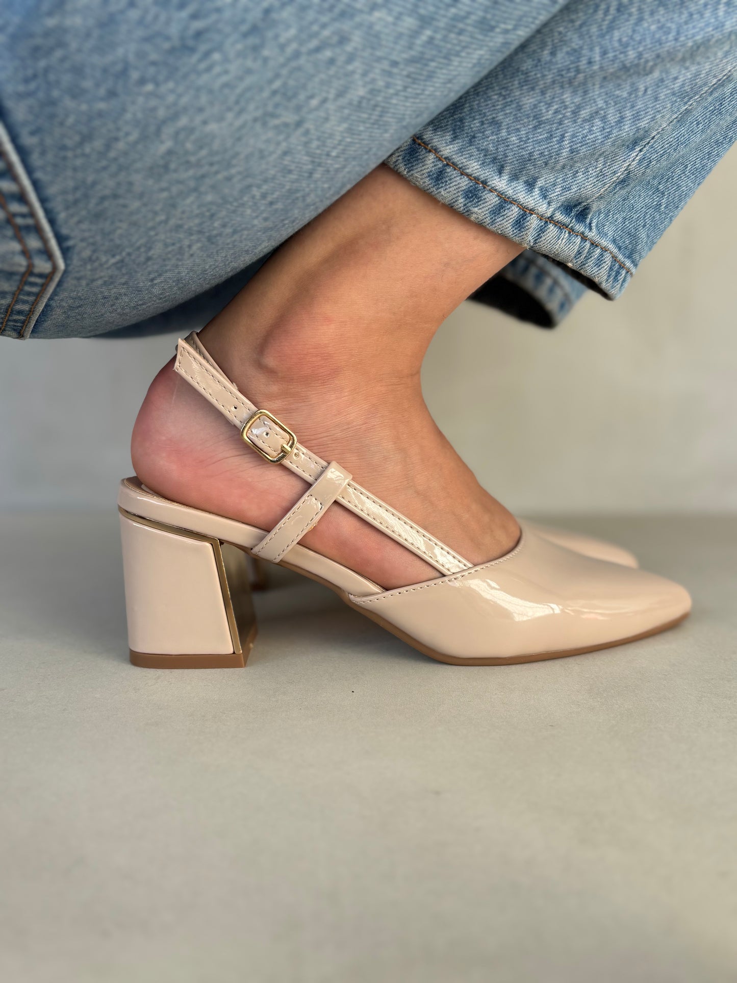 14341 – Zapatos Beige de Charol con Pulsera y Tacón Bajo