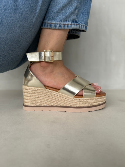 13746 - Sandalias para Mujer en Dorado Champagne con Cuña de Yute