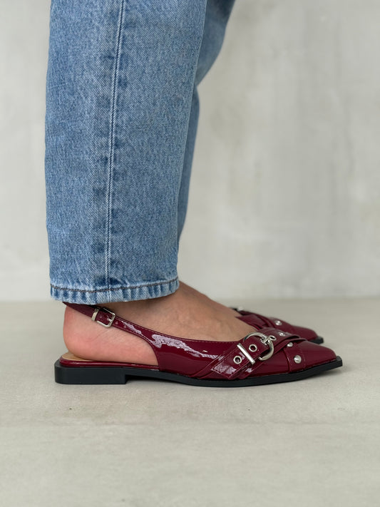 14096 - Zapatos Slingback en Charol Vino con Hebillas y Tachuelas