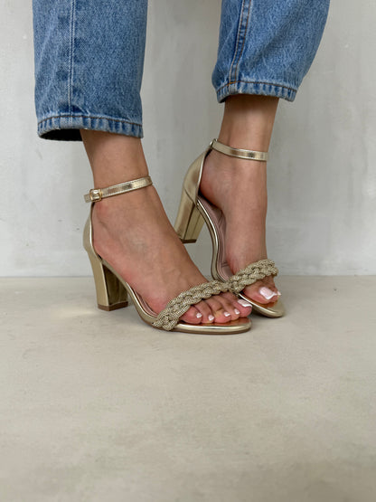 14327 – Sandalias doradas con tiras trenzadas brillantes y tacón alto para dama