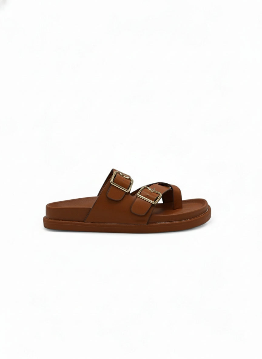 14493 – Sandalias Camel con Hebillas Doradas y Suela Ergonómica