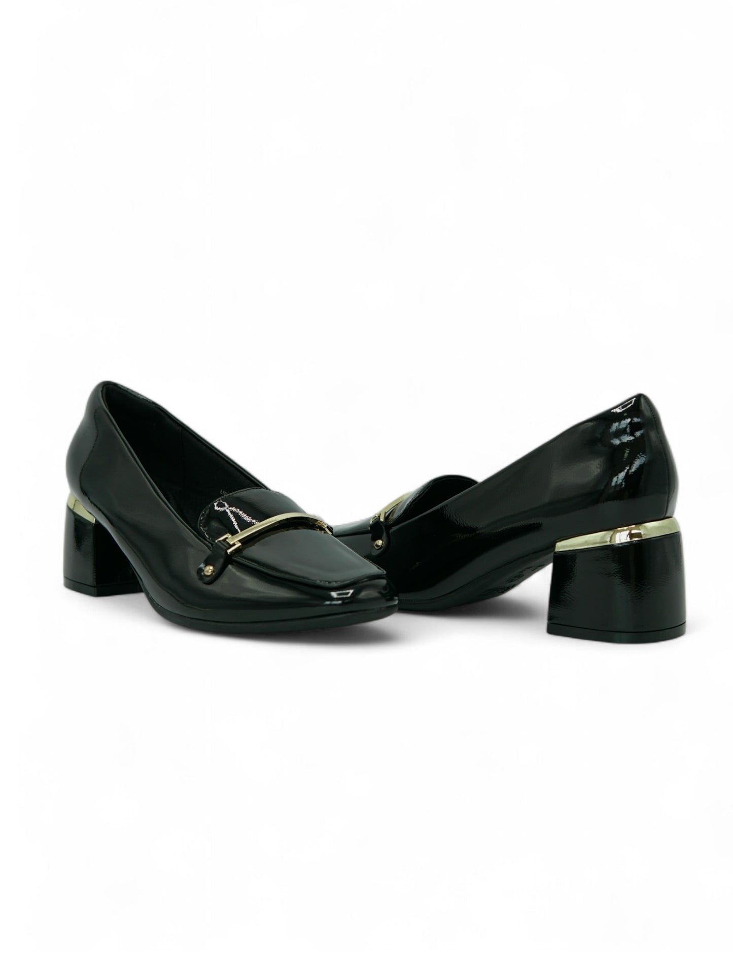 14256 – Zapatos negros de tacón medio con acabado charol y detalle dorado para dama