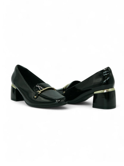 14256 – Zapatos negros de tacón medio con acabado charol y detalle dorado para dama