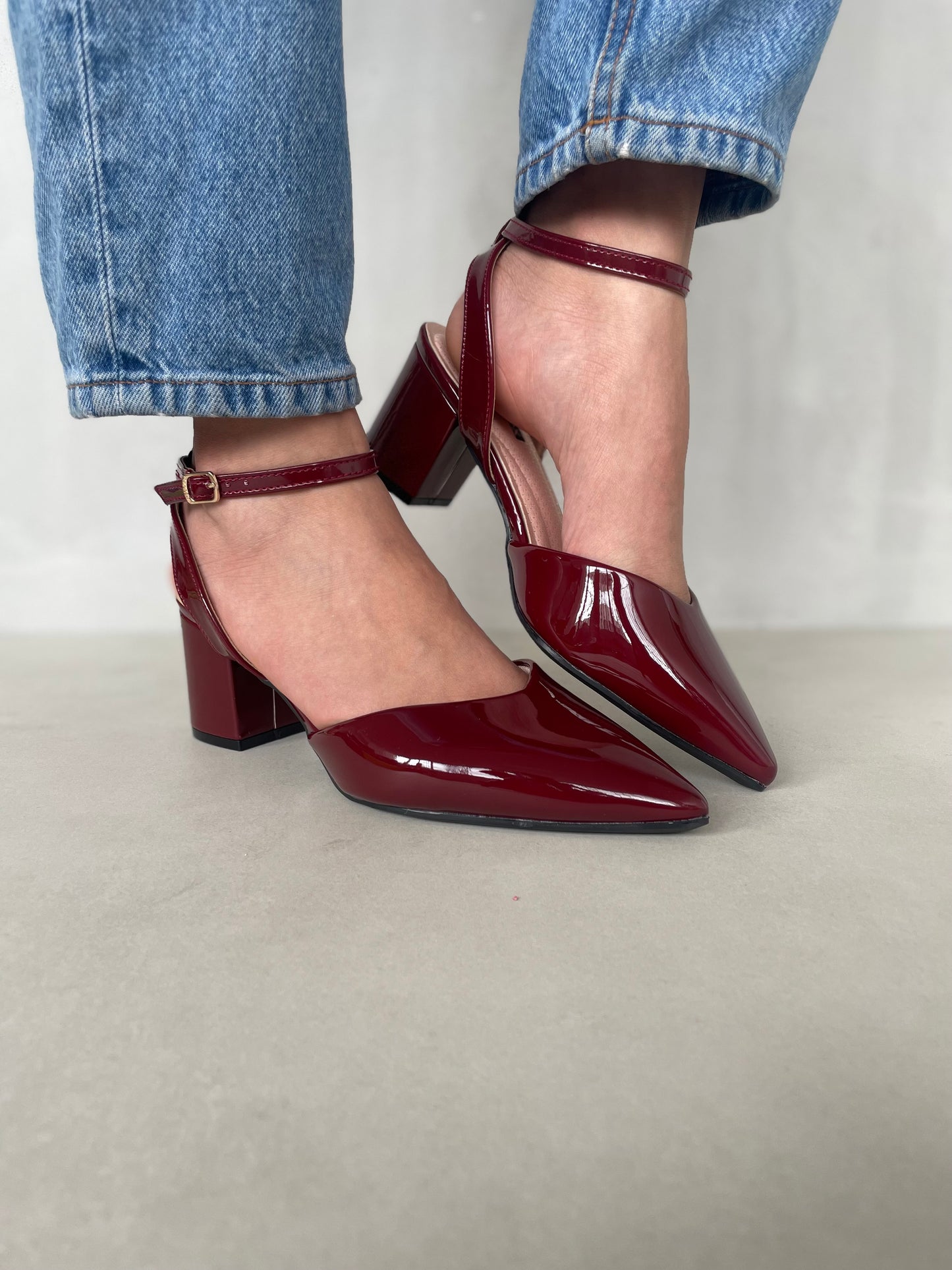 14252 – Zapatos burdeos de charol con pulsera y tacón cuadrado para dama