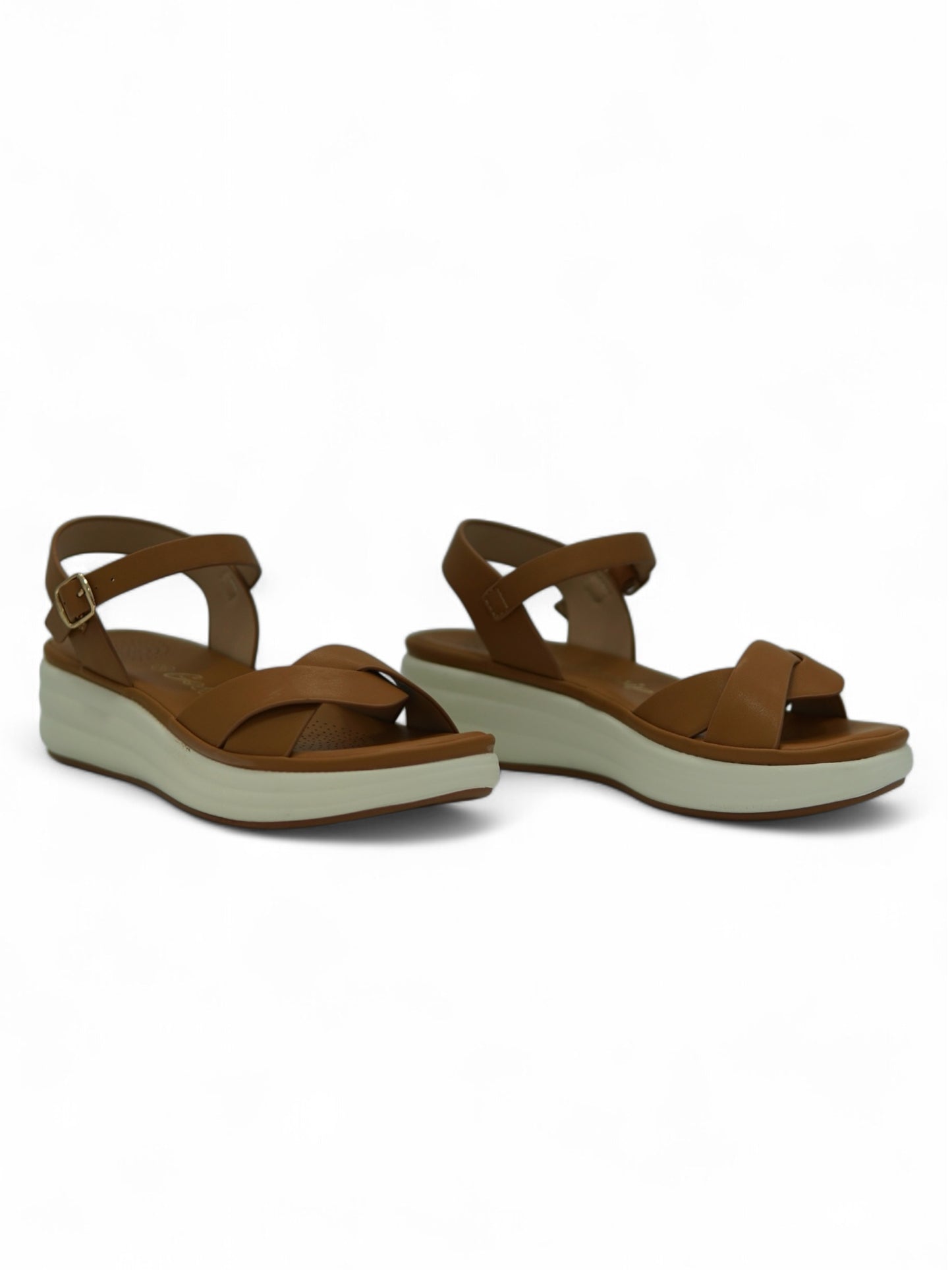 14324 – Sandalias Camel con Plataforma Bicolor y Hebilla Dorada