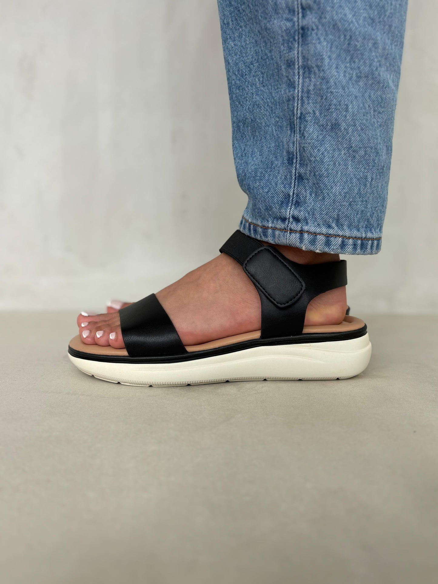 14359 – Sandalias Negras con Plataforma Ergonómica y Cierre de Velcro