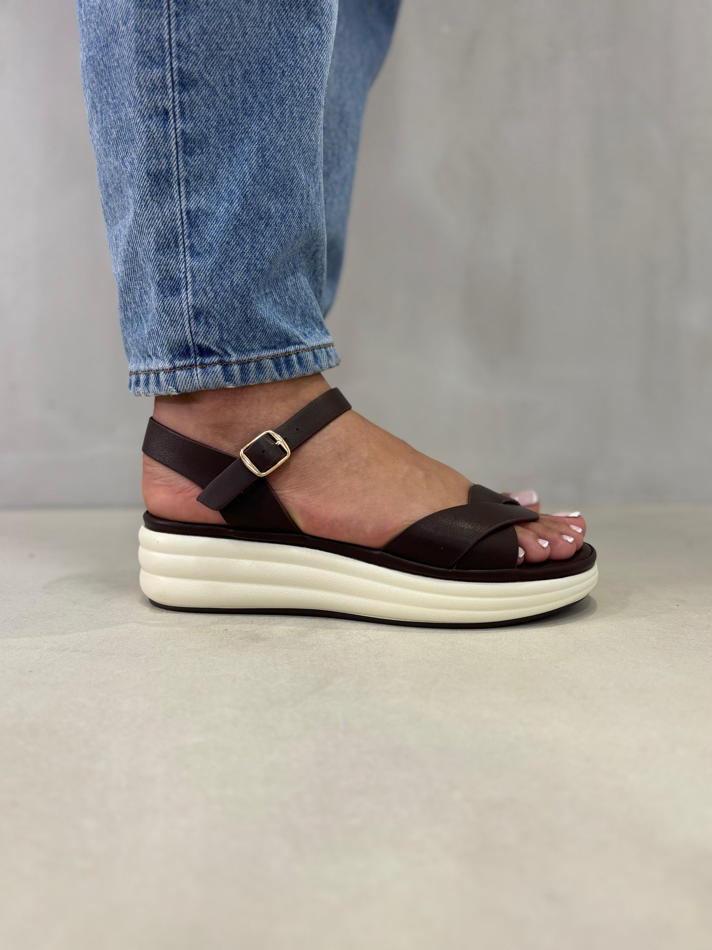 14325 – Sandalias Café con Plataforma Bicolor y Hebilla Ajustable