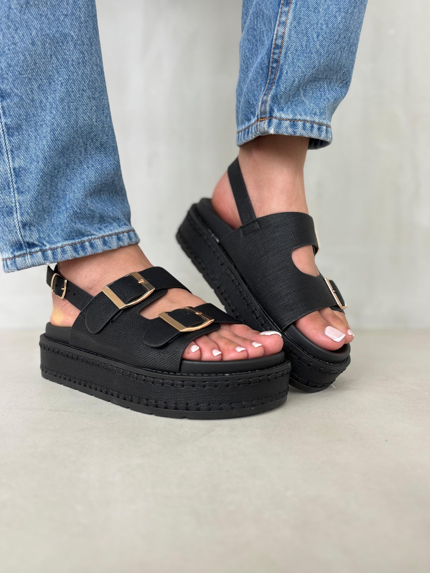 14347 – Sandalias Negras con Plataforma Alta y Hebillas Doradas