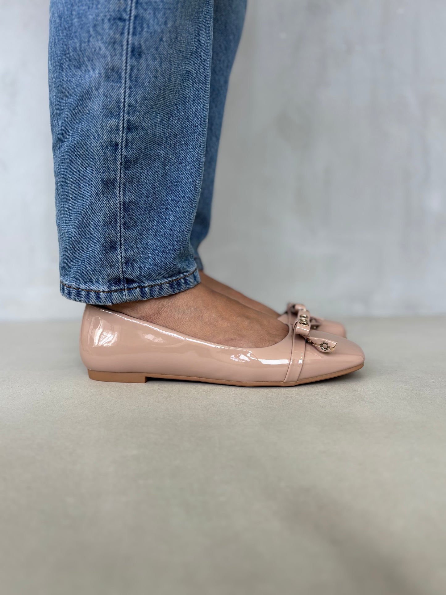 14458 – Bailarinas Beige de Charol con Lazo Frontal