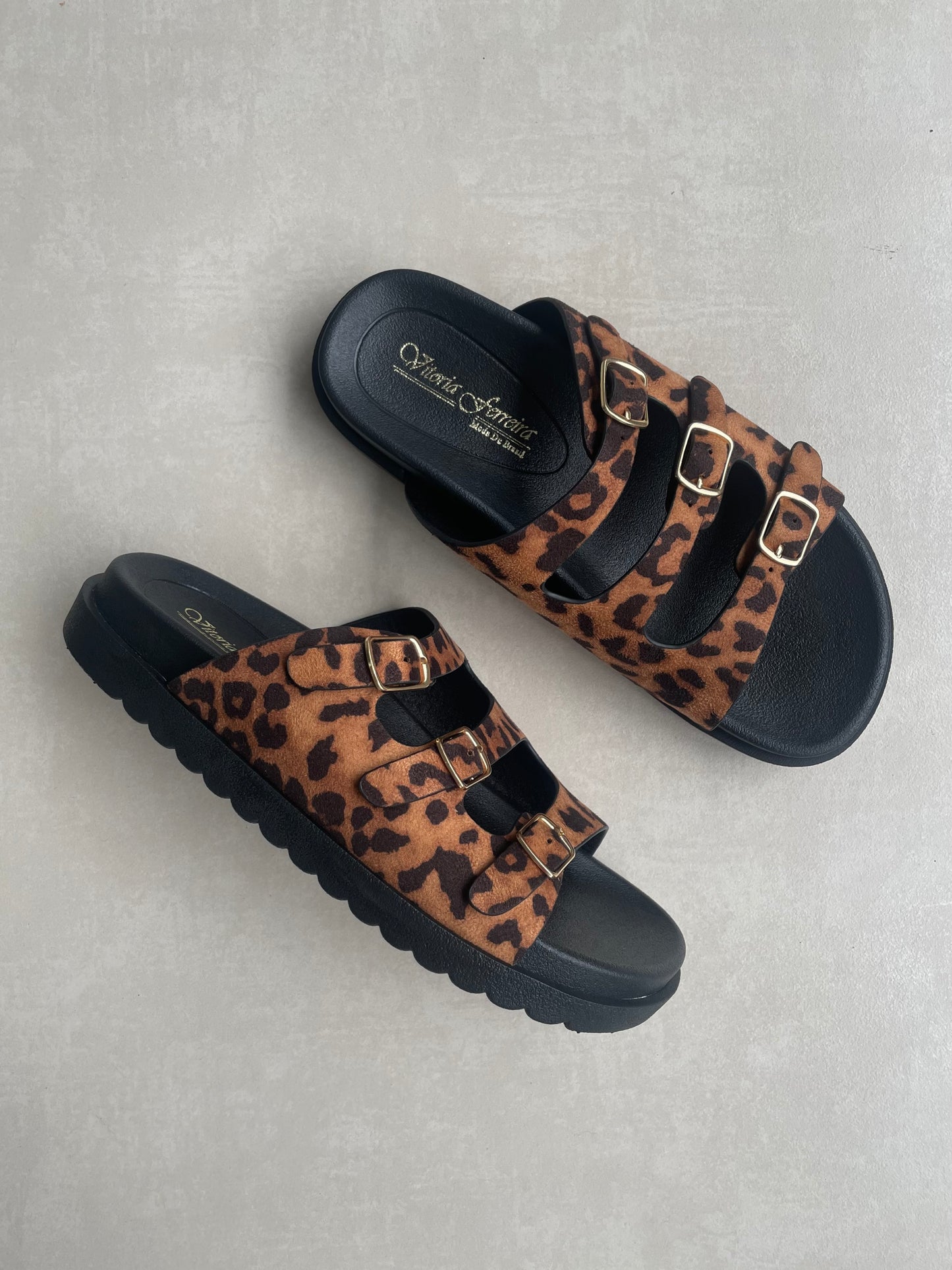14422 – Sandalias Leopardo con Triple Hebilla y Suela Acolchonada