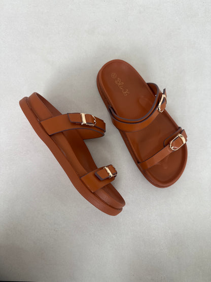 14485 – Sandalias Camel con Doble Hebilla y Suela Ergonómica