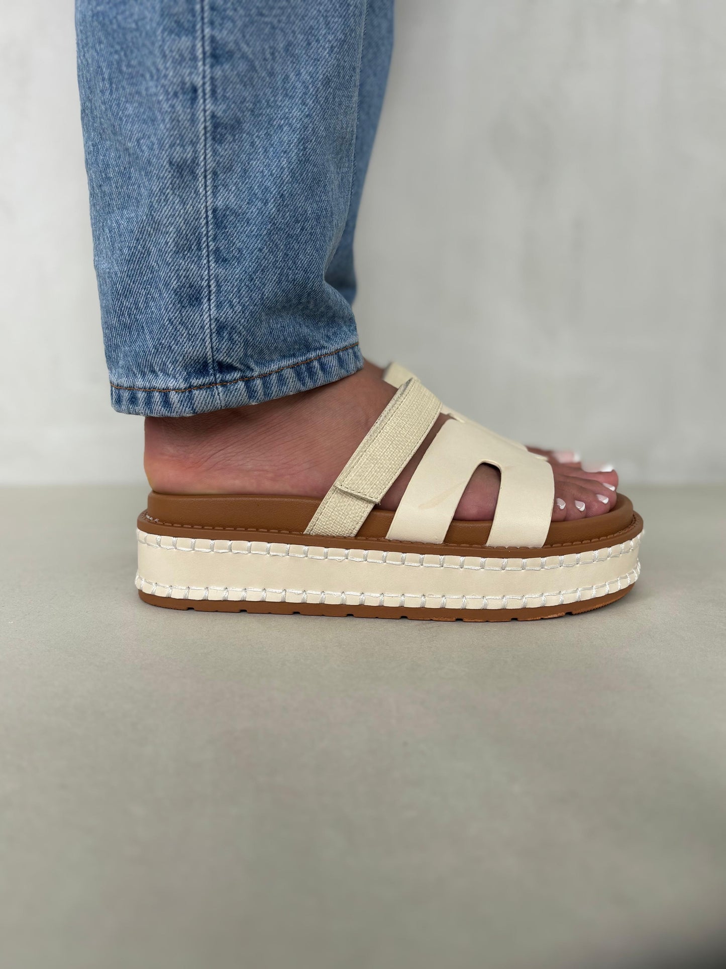 14346 – Sandalias Beige con Plataforma y Detalle Trenzado