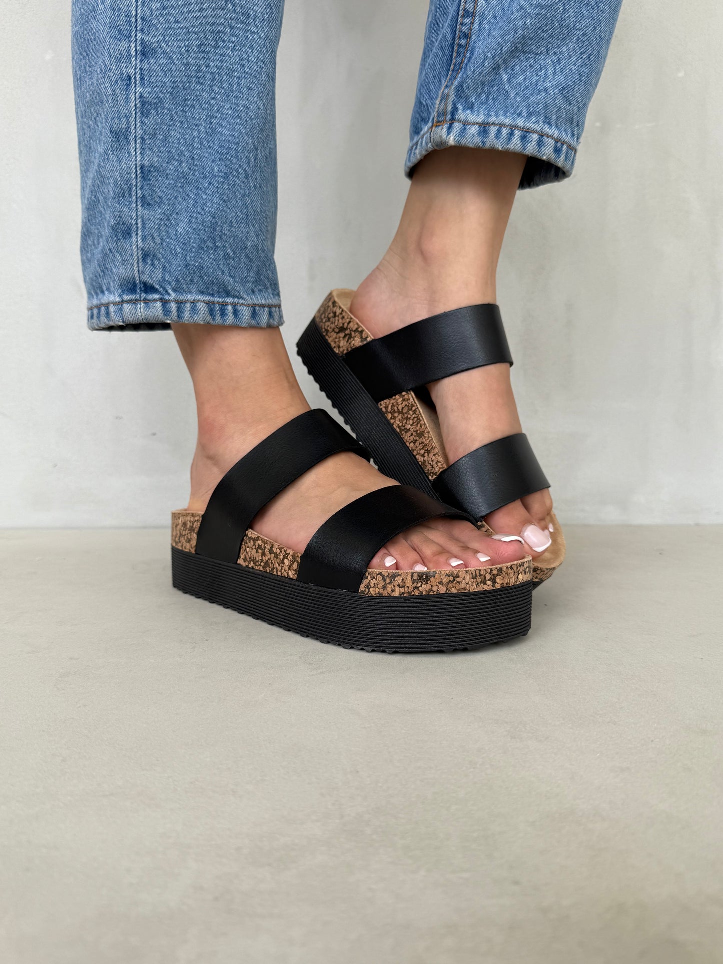 14285 – Sandalias negras de plataforma con doble correa para dama