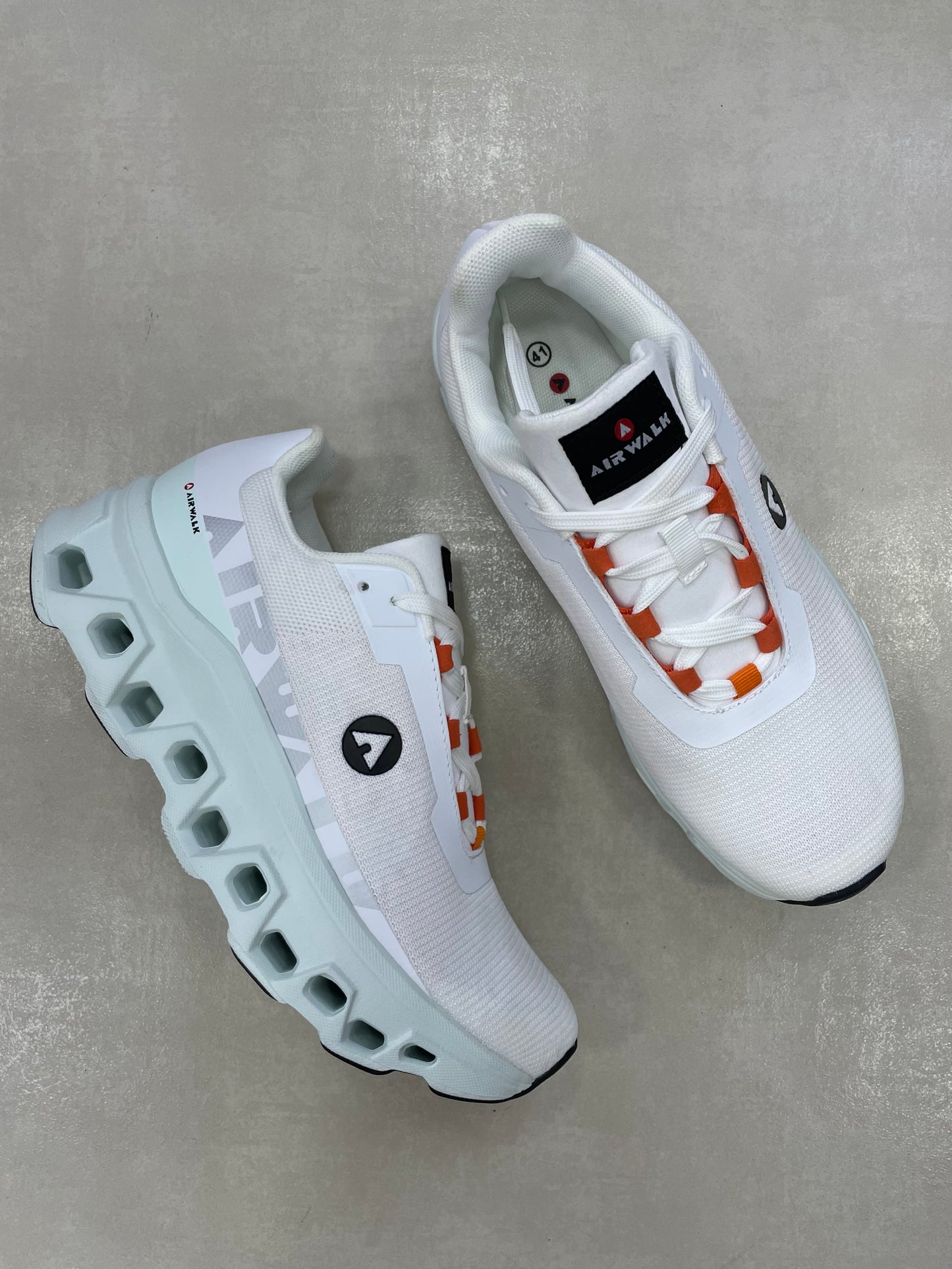 14298 – Tenis deportivos blancos con suela turquesa para hombre