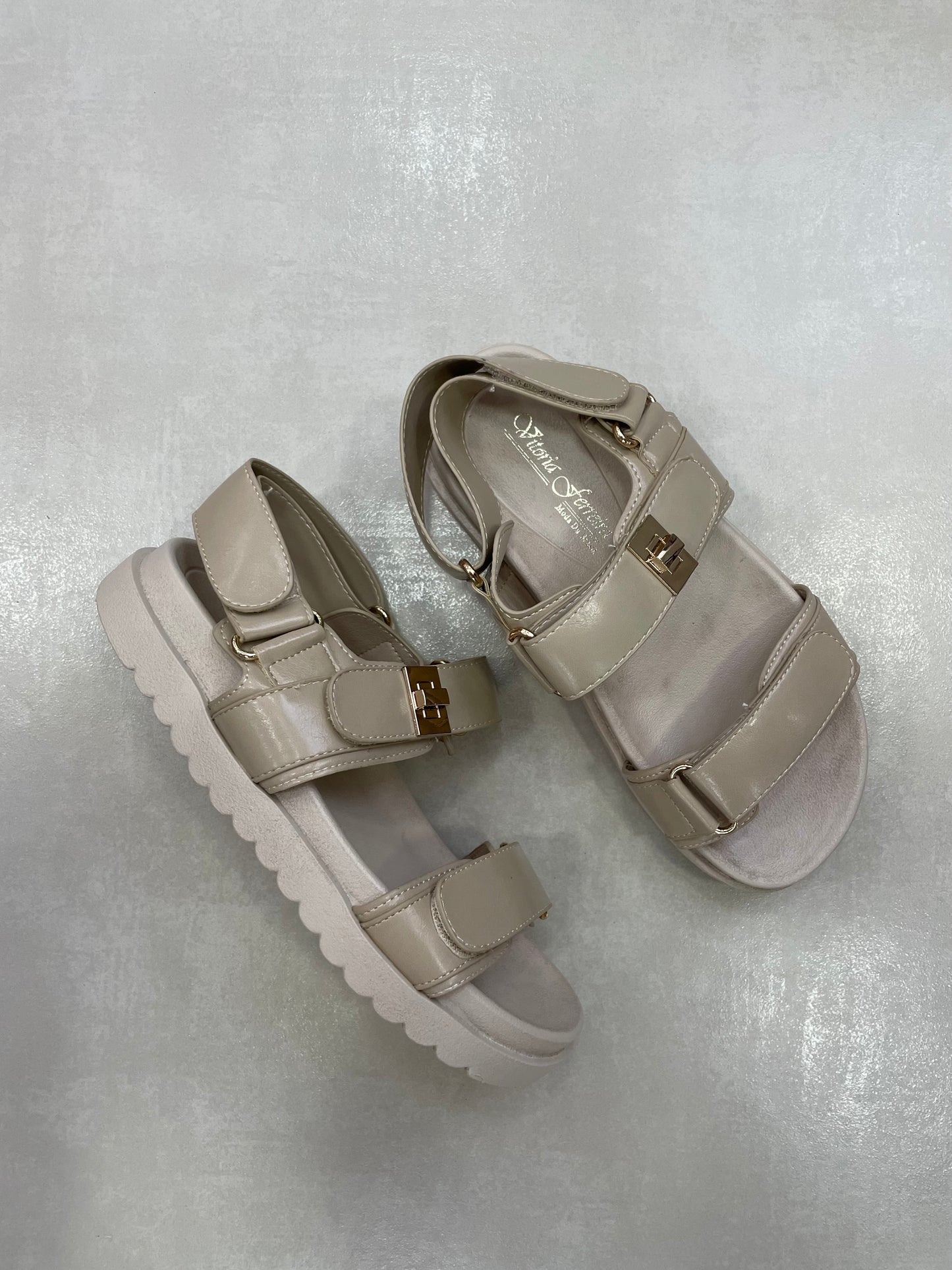 14416 – Sandalias Beige con Correas Ajustables