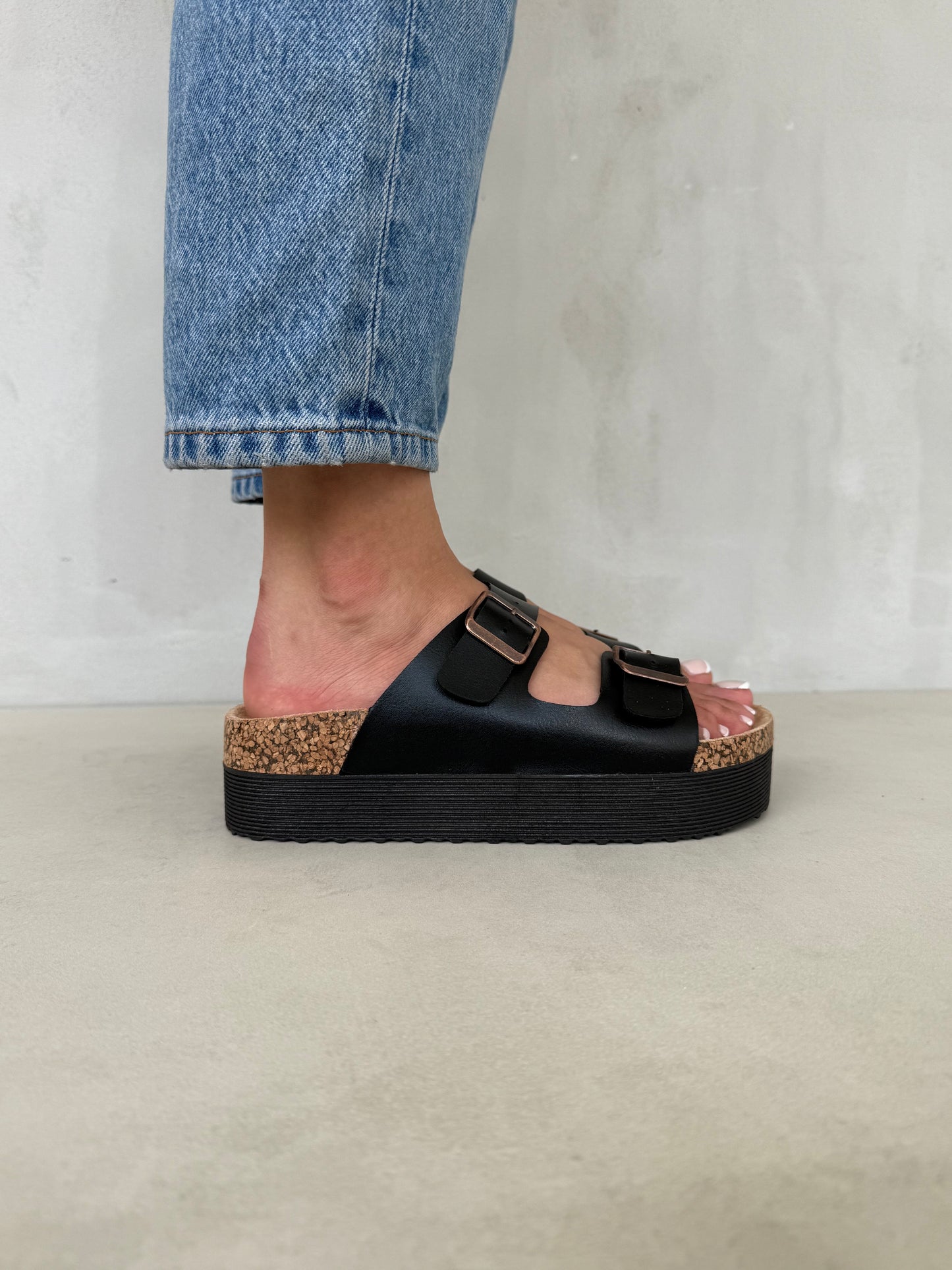 14281 – Sandalias negras con plataforma y doble hebilla para dama