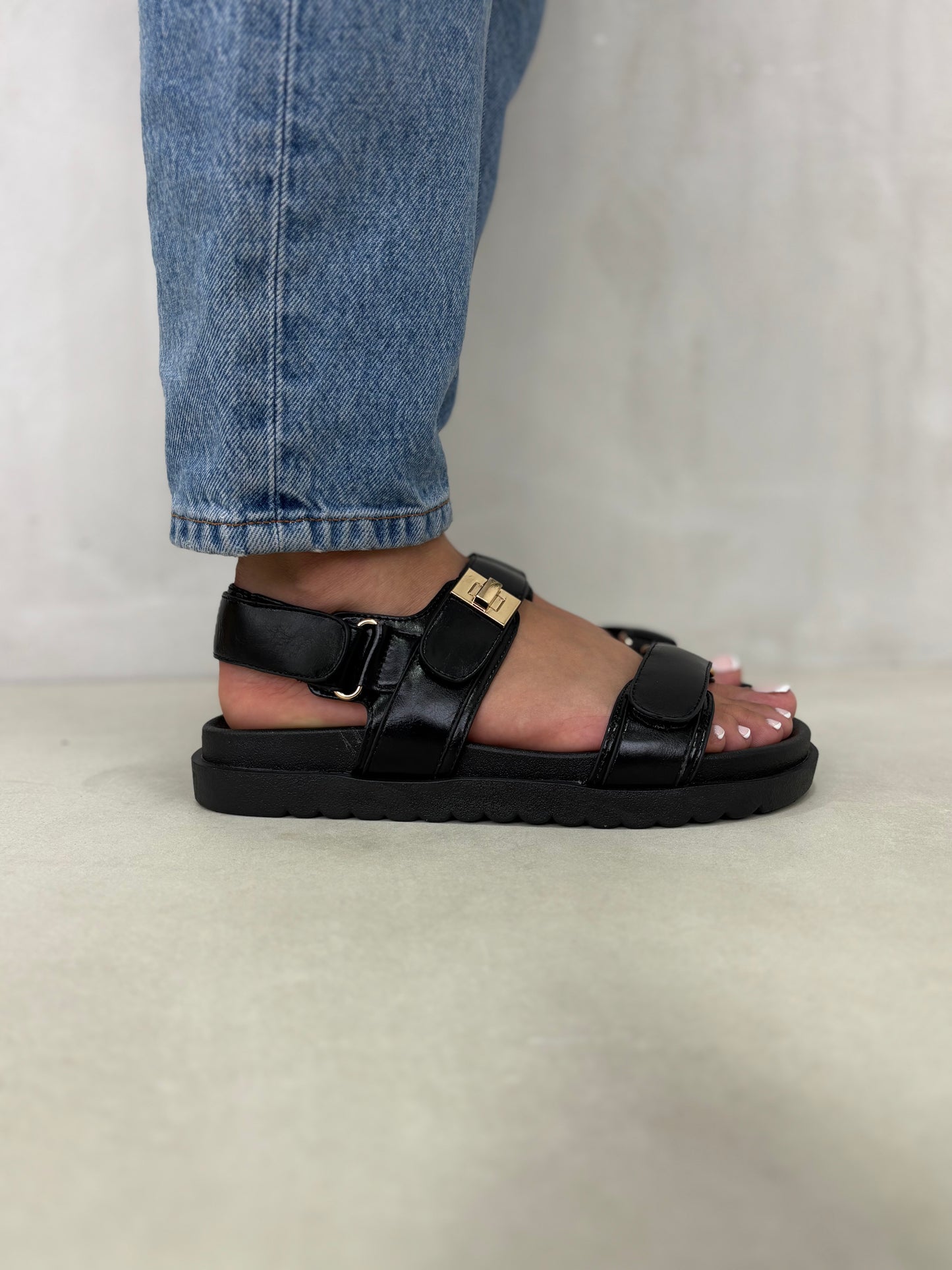 14417 – Sandalias Negras con Hebilla y Suela Ergonómica