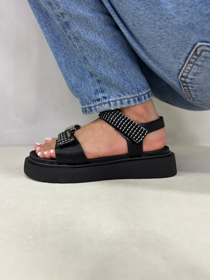 14272 – Sandalias Negras con Plataforma y Detalles de Brillos