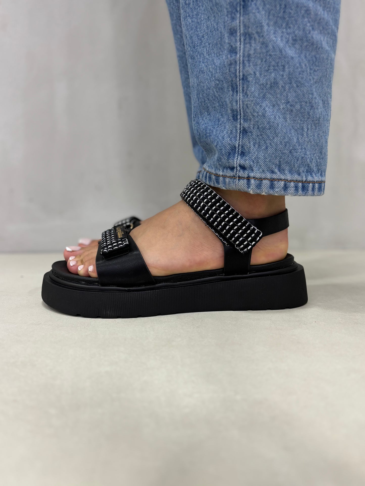 14272 – Sandalias Negras con Plataforma y Detalles de Brillos