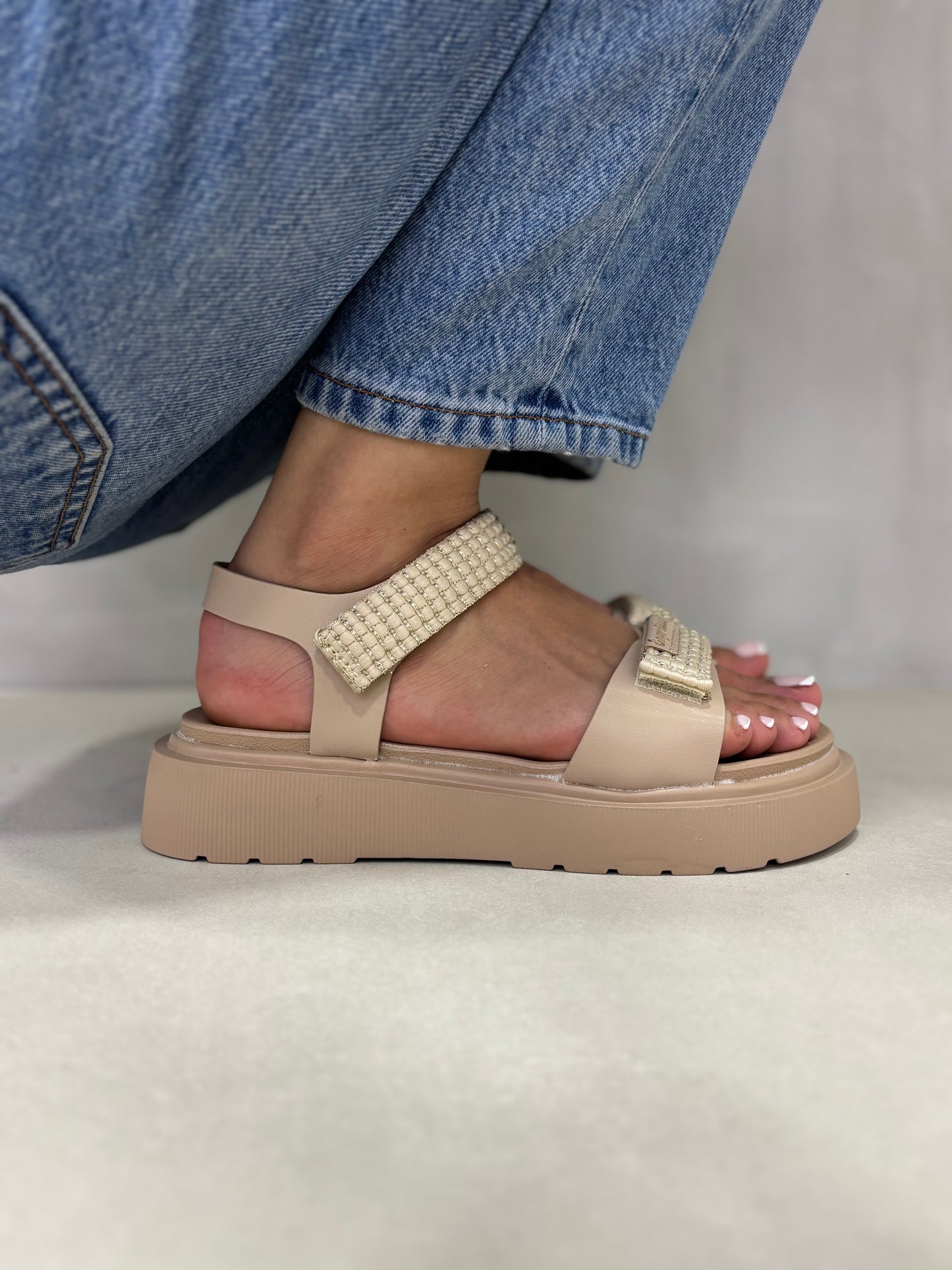 14273 – Sandalias Beige con Plataforma y Detalles de Brillos