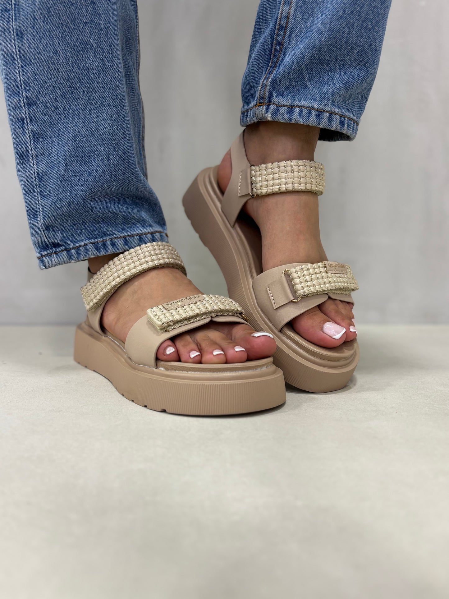14273 – Sandalias Beige con Plataforma y Detalles de Brillos