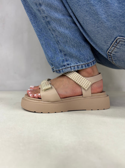 14273 – Sandalias Beige con Plataforma y Detalles de Brillos