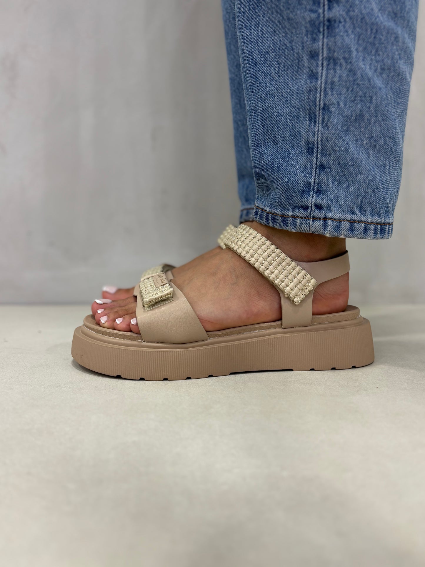 14273 – Sandalias Beige con Plataforma y Detalles de Brillos