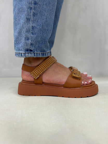 14274 – Sandalias Camel con Plataforma y Detalles Brillantes