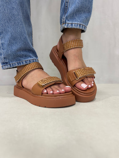 14274 – Sandalias Camel con Plataforma y Detalles Brillantes