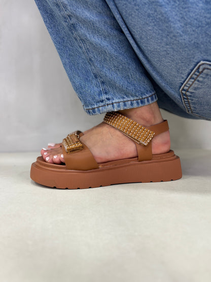 14274 – Sandalias Camel con Plataforma y Detalles Brillantes