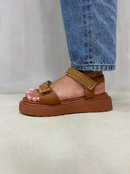 14274 – Sandalias Camel con Plataforma y Detalles Brillantes