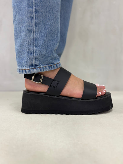 14269 – Sandalias Negras con Plataforma Alta y Hebilla Metálica
