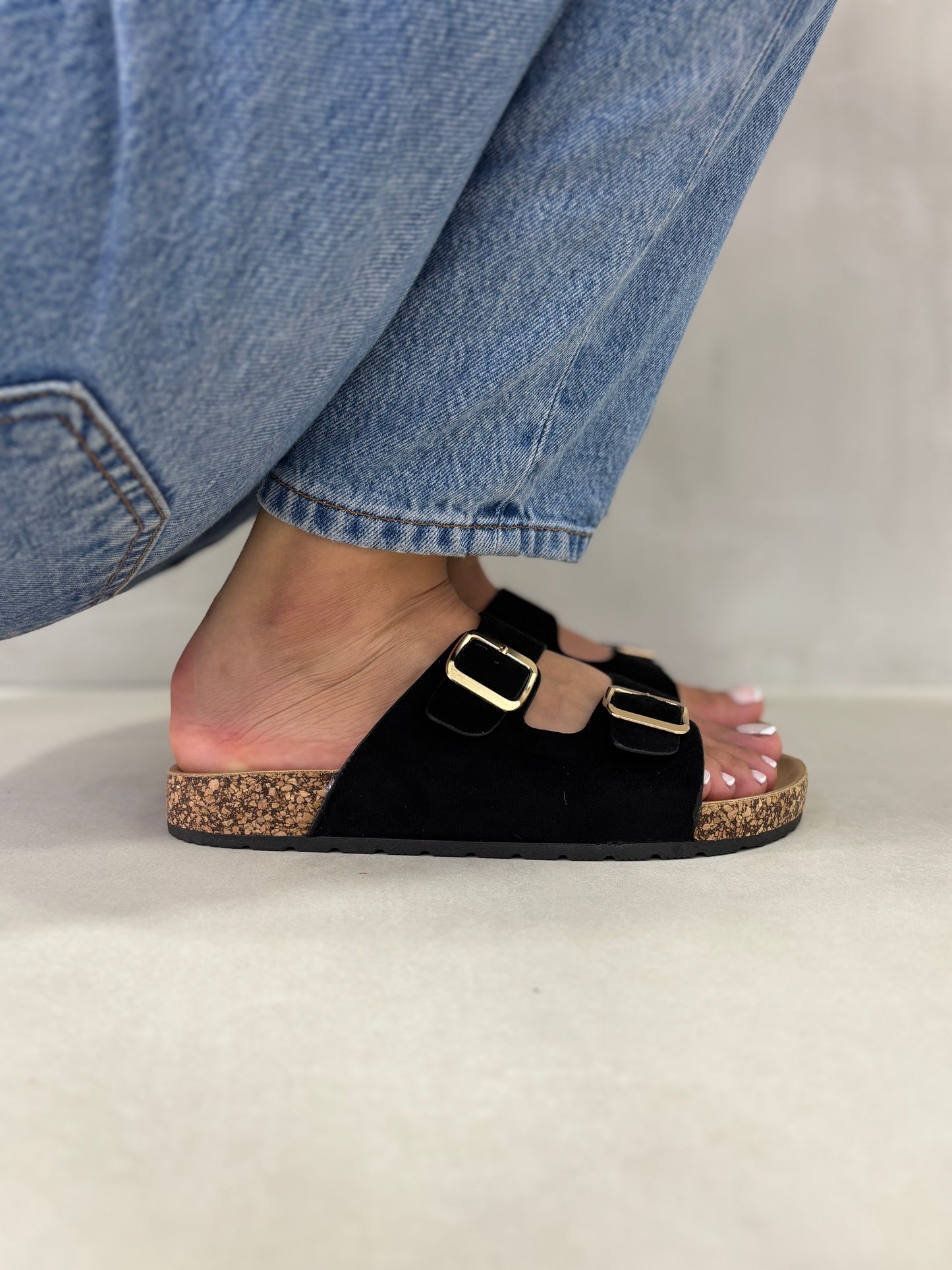 14309 – Sandalias Negras con Doble Hebilla y Suela de Corcho