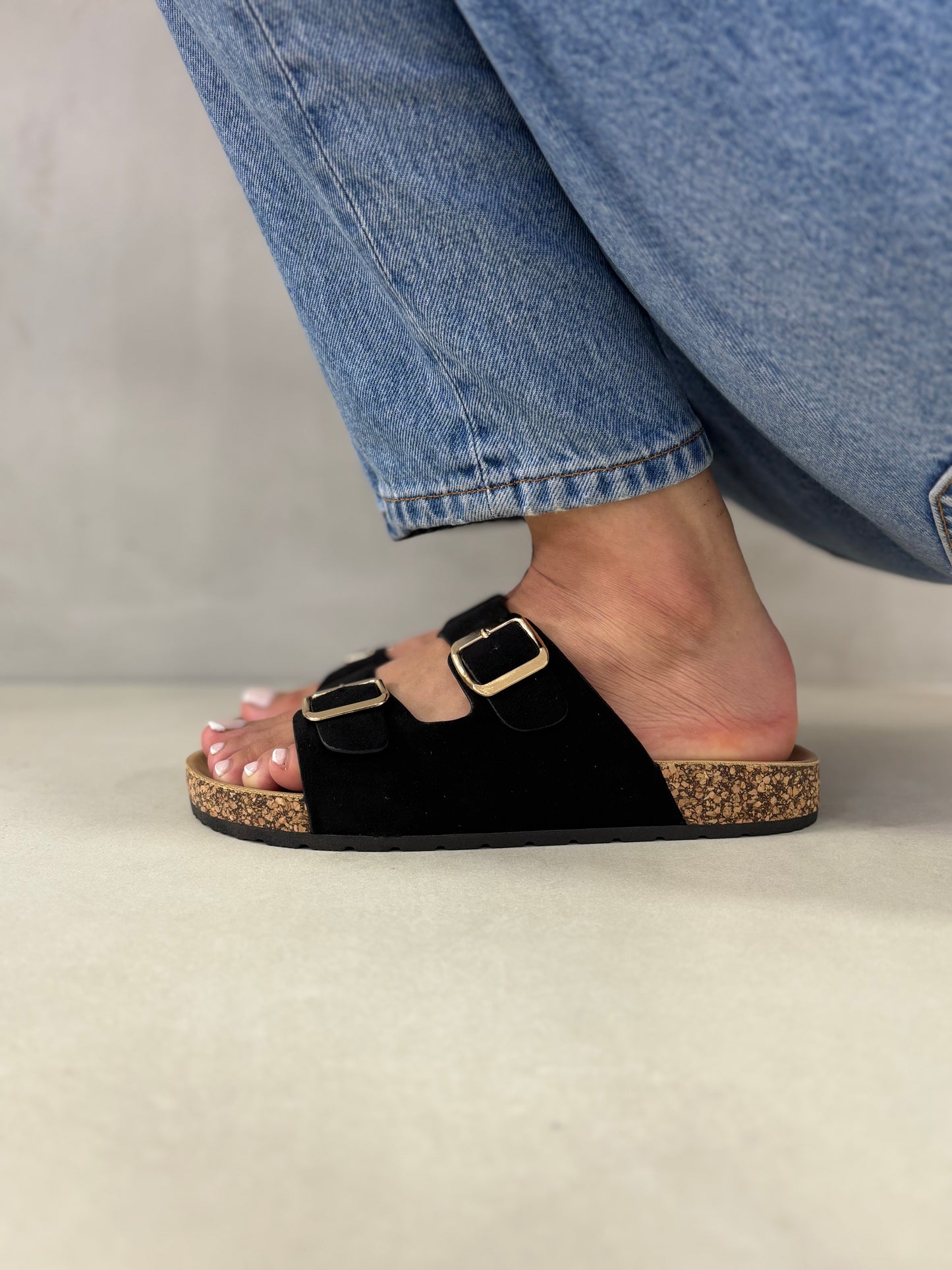 14309 – Sandalias Negras con Doble Hebilla y Suela de Corcho