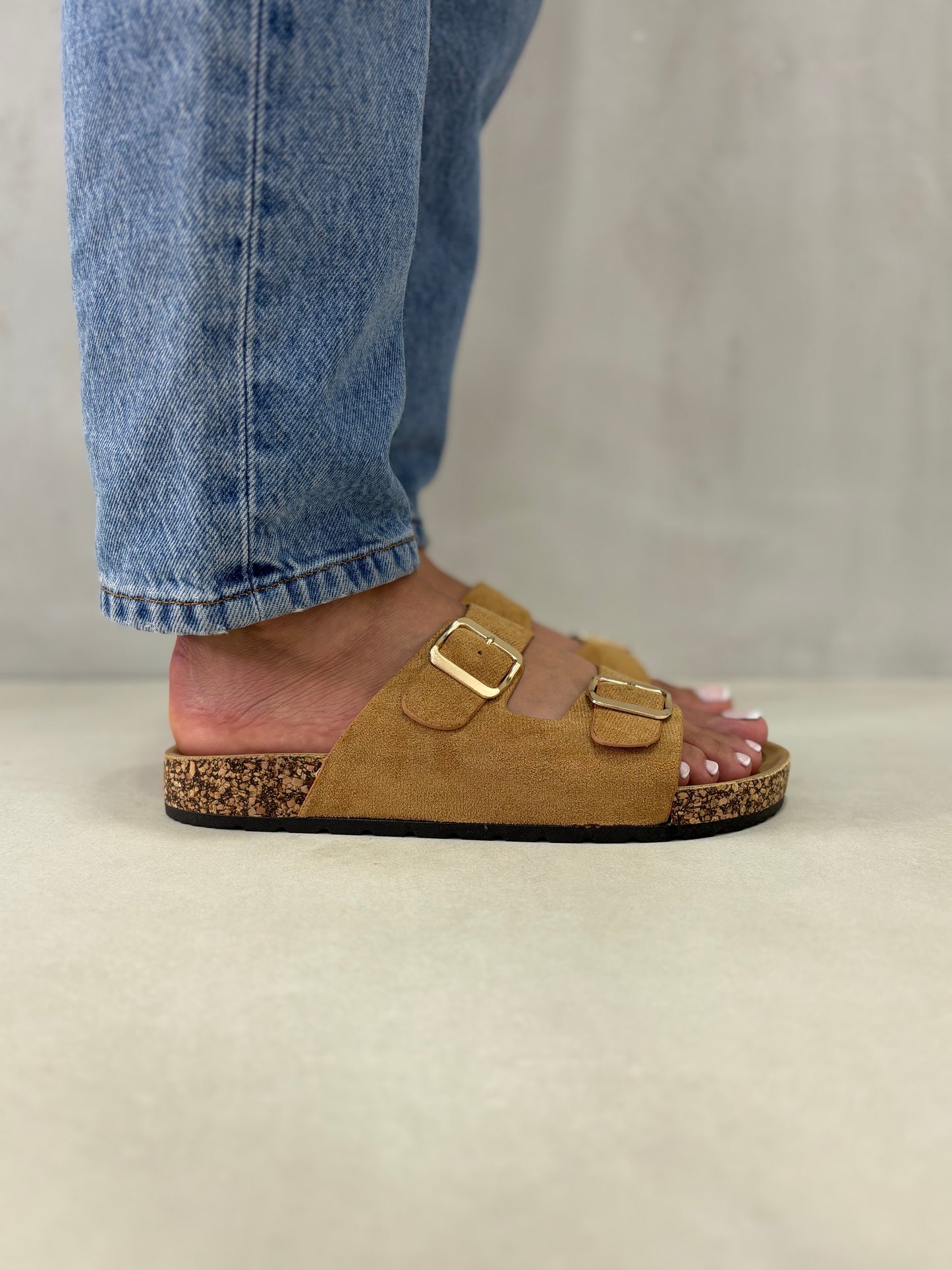 14310 – Sandalias Camel con Doble Hebilla y Suela de Corcho