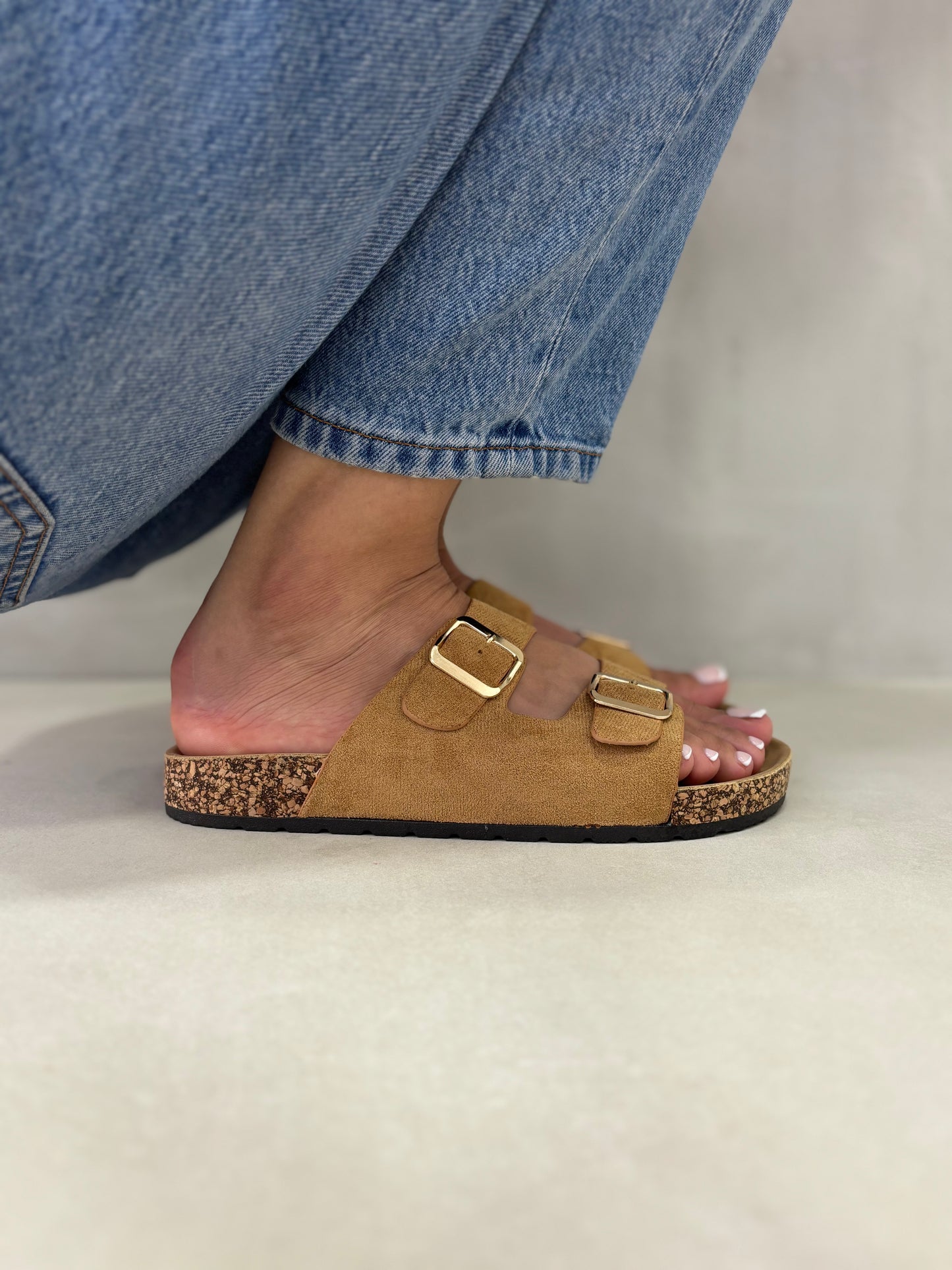 14310 – Sandalias Camel con Doble Hebilla y Suela de Corcho