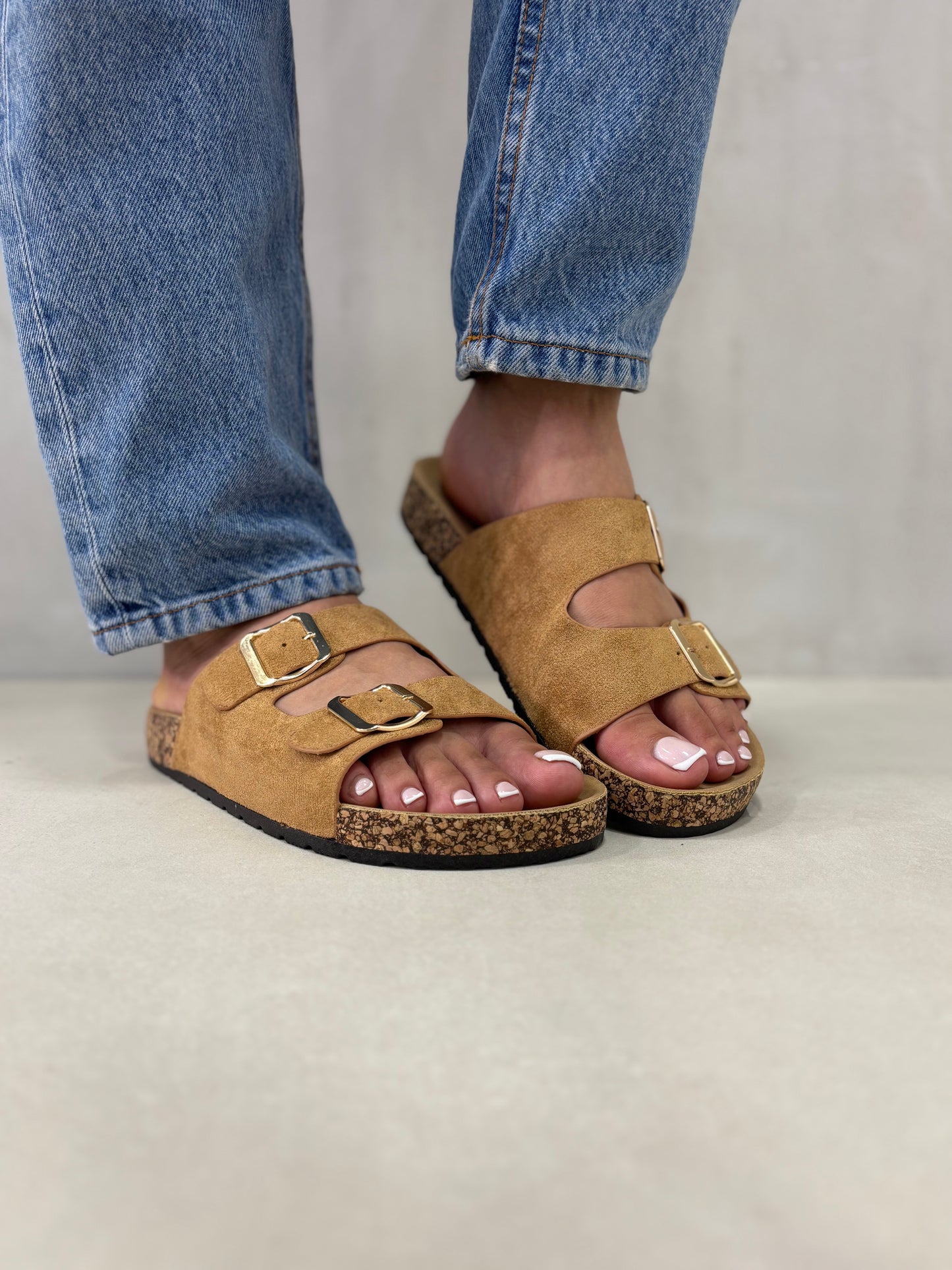 14310 – Sandalias Camel con Doble Hebilla y Suela de Corcho