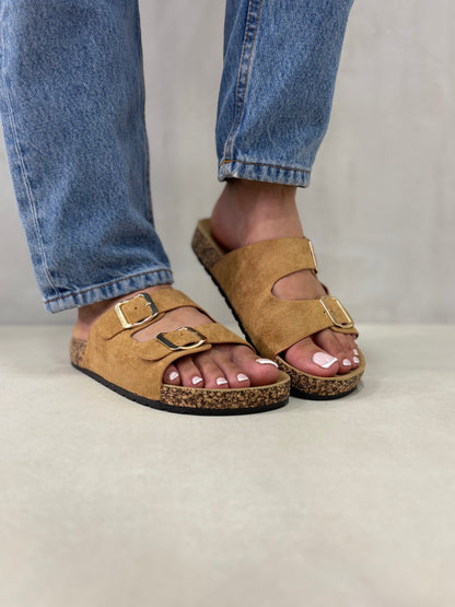 14310 – Sandalias Camel con Doble Hebilla y Suela de Corcho