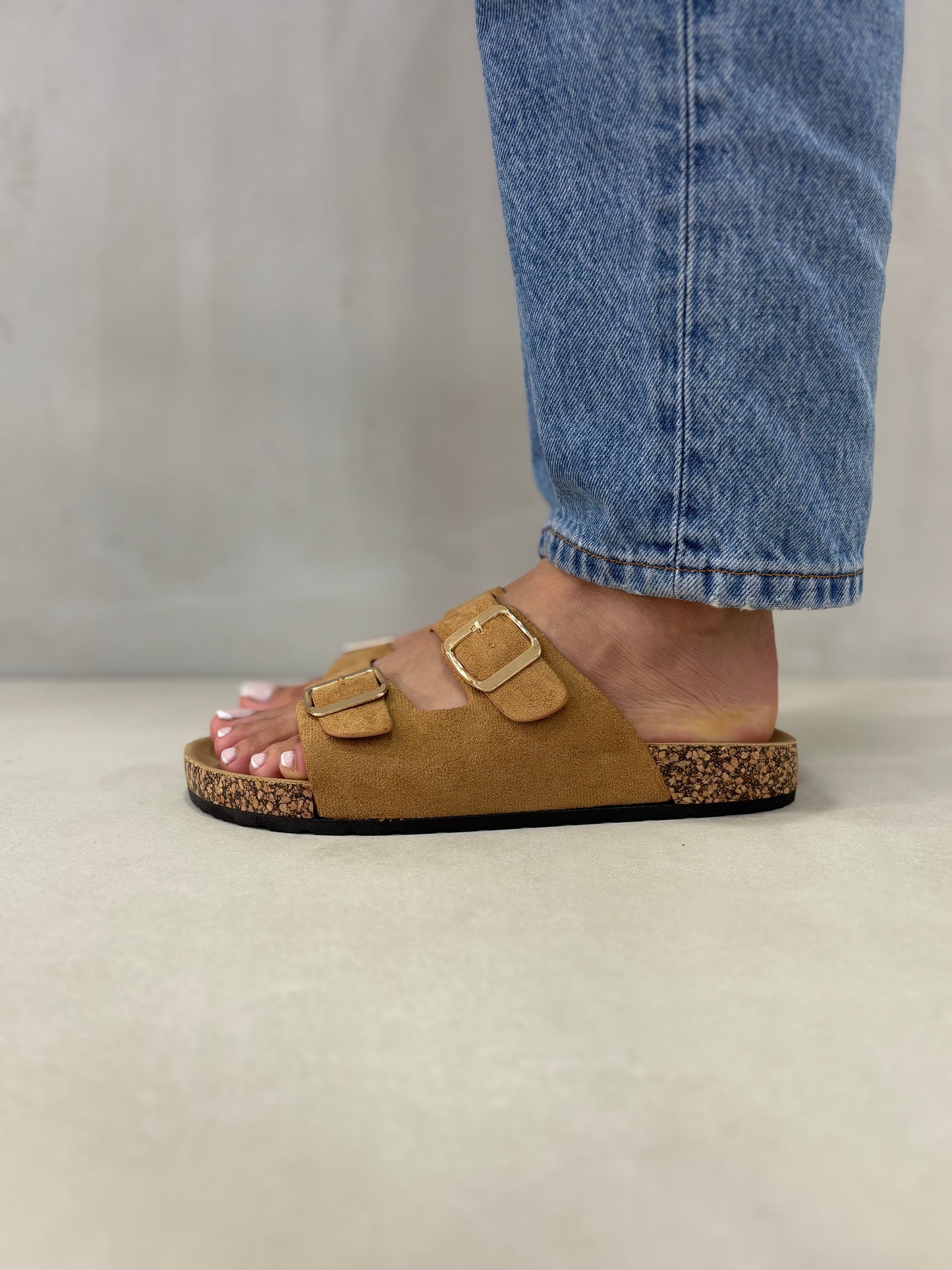 14310 – Sandalias Camel con Doble Hebilla y Suela de Corcho