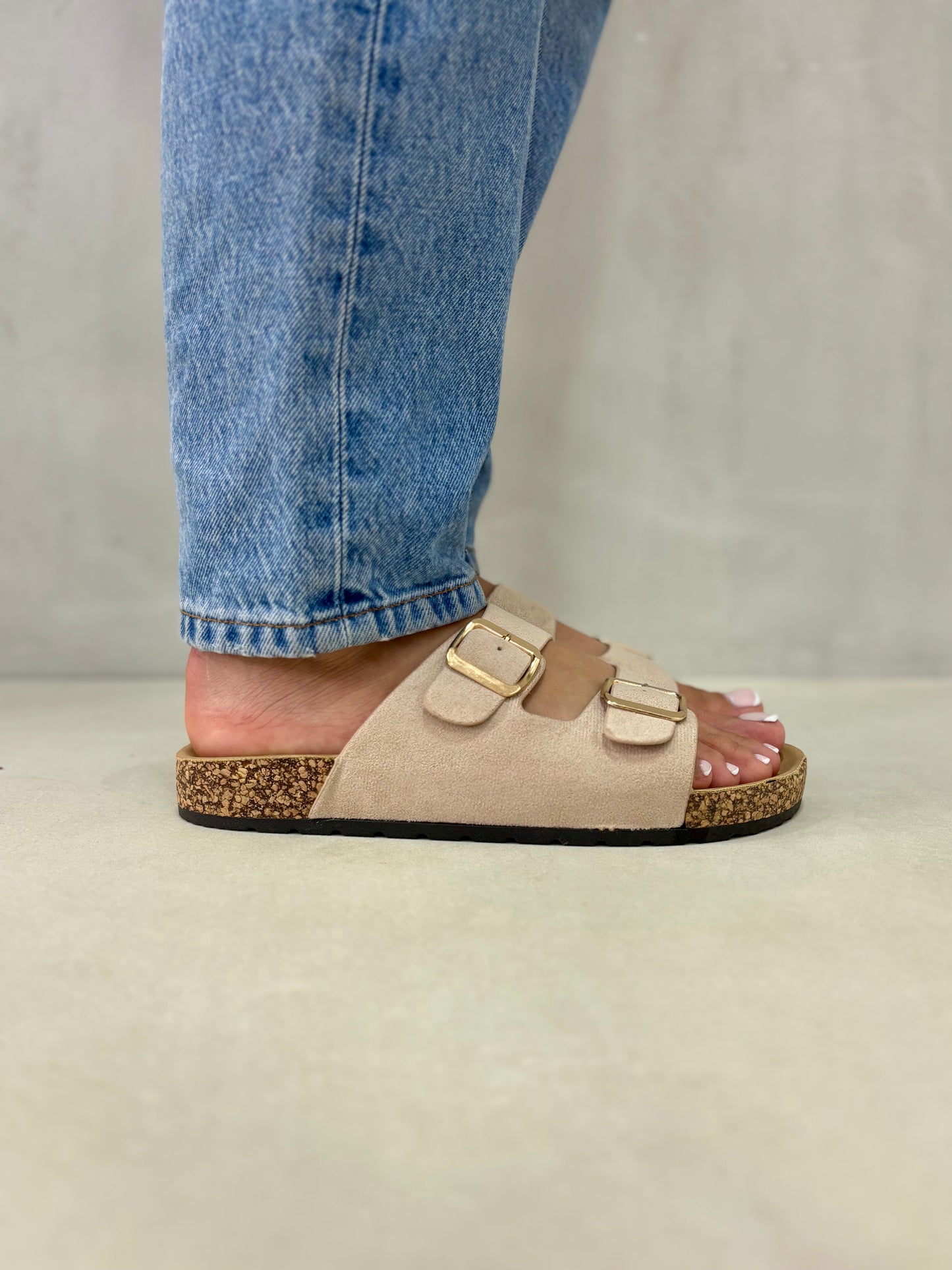 14308 – Sandalias Beige con Doble Hebilla y Suela de Corcho