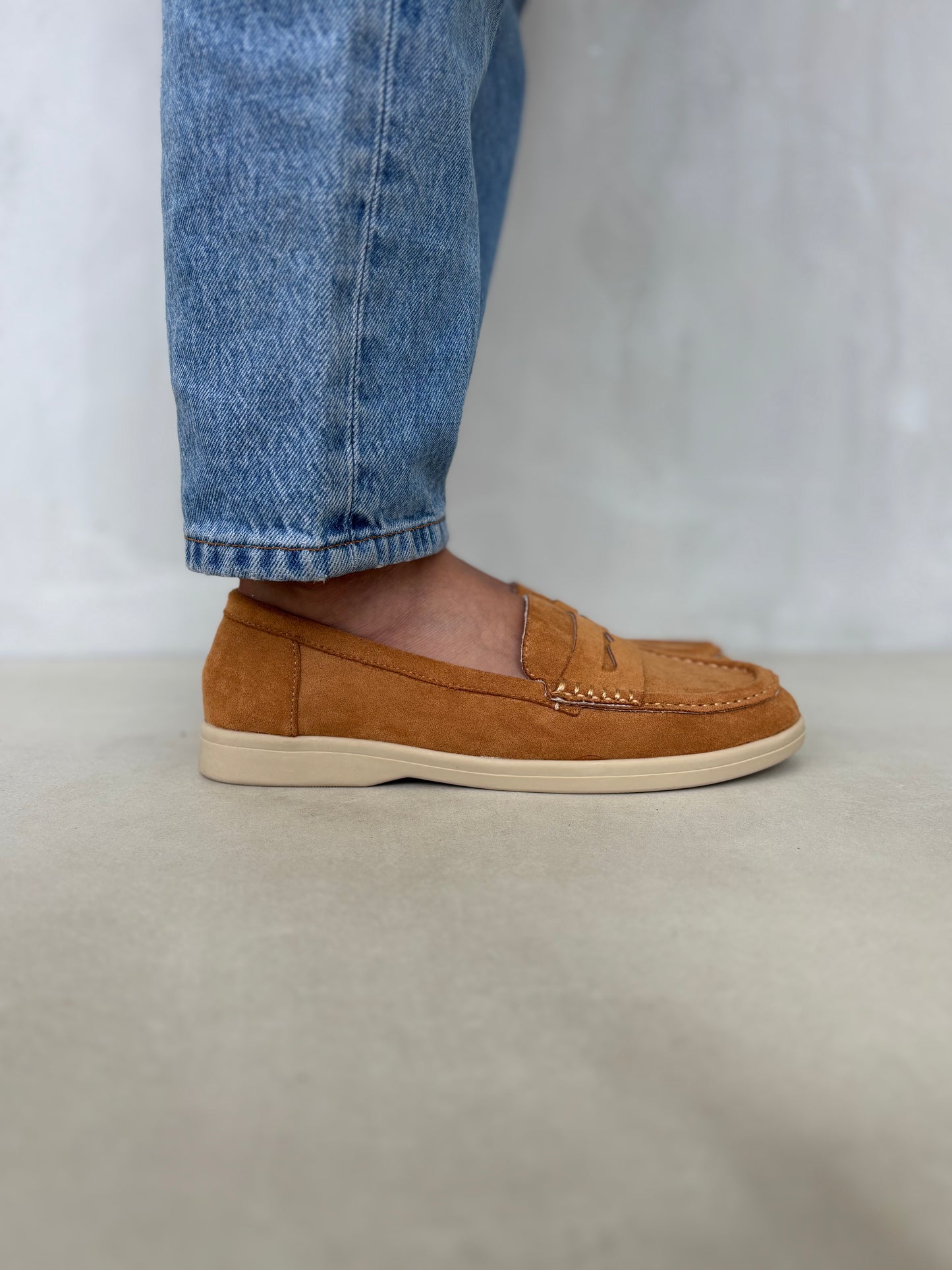 14451 – Mocasines Camel de Gamuza con Suela Beige