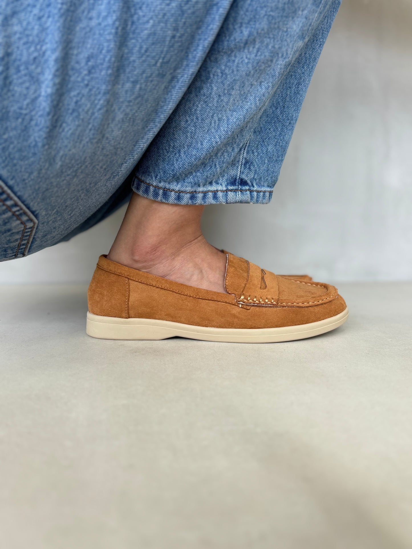 14451 – Mocasines Camel de Gamuza con Suela Beige