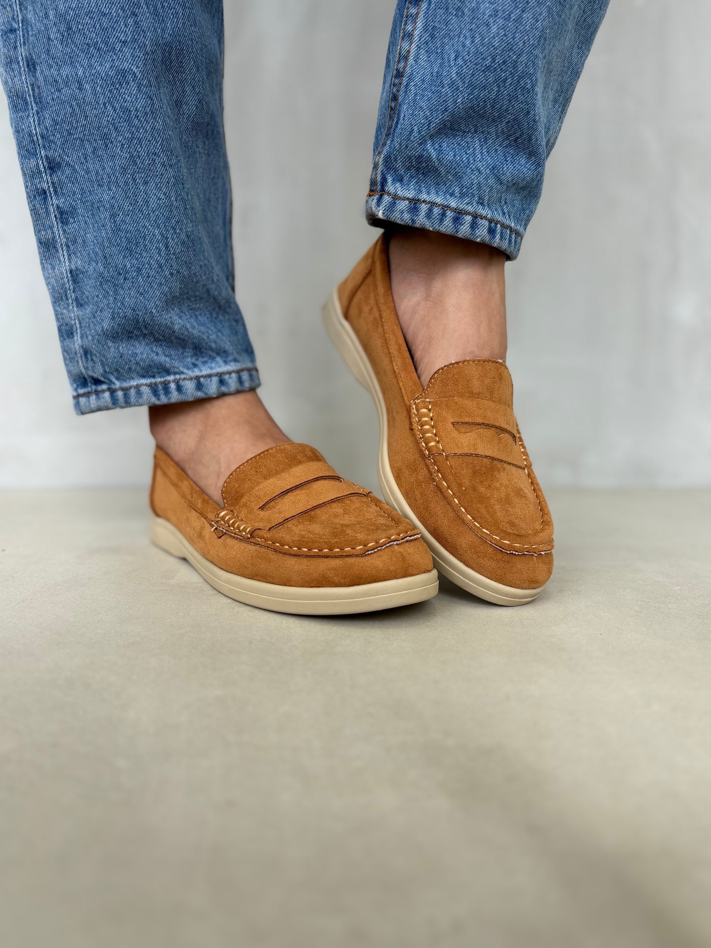 14451 – Mocasines Camel de Gamuza con Suela Beige