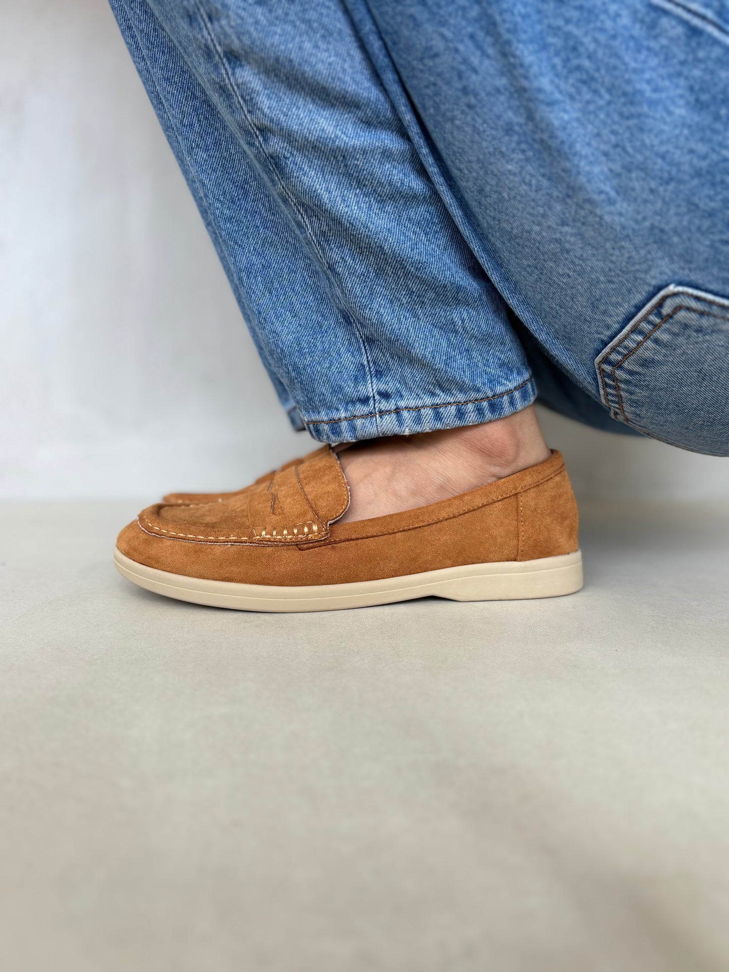 14451 – Mocasines Camel de Gamuza con Suela Beige